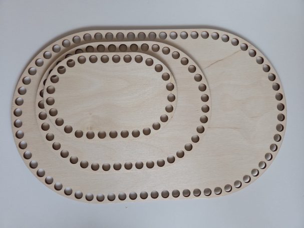 Ovale Körbe und Tabletts