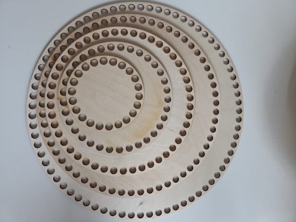 Runde Körbe und Tabletts